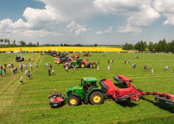 Tänavu 27. mail Voore Farmis toimunud põllupäeval tehtud niitmis- ja närvutamiskatsed näitasid, et parim närbumistulemus saadi kaarutamise abil. Foto: Priidu Saar