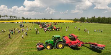 Tänavu 27. mail Voore Farmis toimunud põllupäeval tehtud niitmis- ja närvutamiskatsed näitasid, et parim närbumistulemus saadi kaarutamise abil. Foto: Priidu Saar