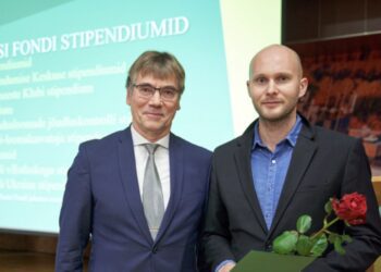 Joosep Tootsi Fond. OÜ Reginett annab Joosep Tootsi Fondi kaudu kord aastas 1000-eurose stipendiumi tehnikavaldkonna tudengile. Viimati pälvis selle Tõnis Kuusk (paremal), tema kõrval Regineti juht Jaan Lusikas. Foto: Jassu Hertsmann