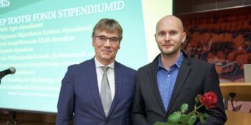 Joosep Tootsi Fond. OÜ Reginett annab Joosep Tootsi Fondi kaudu kord aastas 1000-eurose stipendiumi tehnikavaldkonna tudengile. Viimati pälvis selle Tõnis Kuusk (paremal), tema kõrval Regineti juht Jaan Lusikas. Foto: Jassu Hertsmann