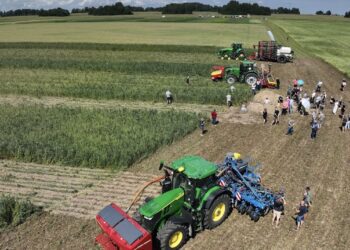 Mis loom on mullaHUB ja kas ta kõlbab ka süüa? - Sadala Agros 24. juulil aset leidnud põllupäeval toimusid muu hulgas otsekülvi ja ribakülvi masintehnoloogiate katsed. Foto: METK