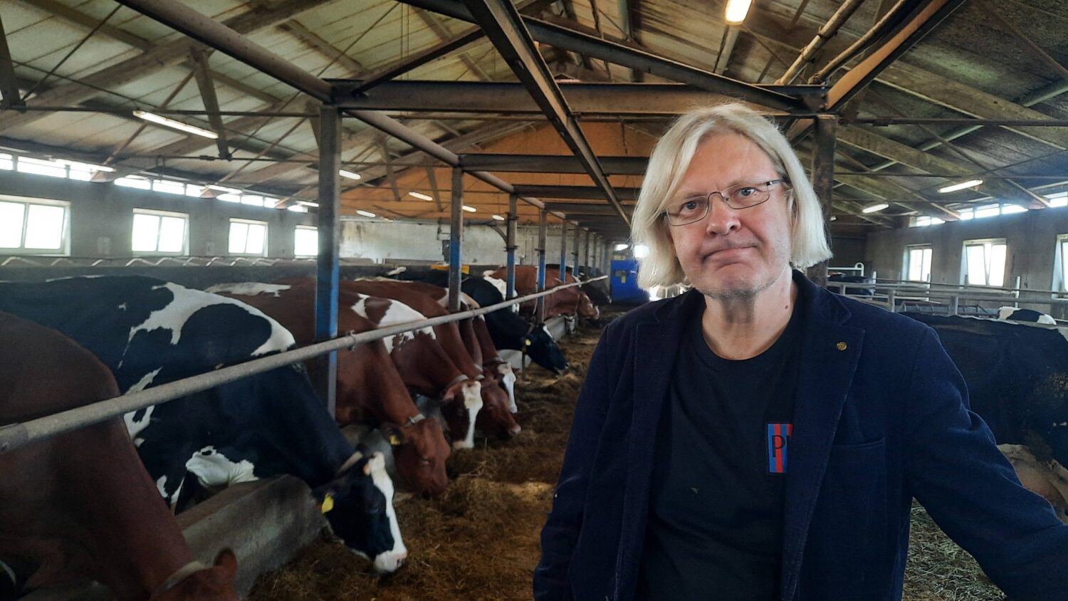 Rein Oselin kooli õppefarmis. Lisaks kooli õppefarmile käivad õppurid praktikal ka valdkonna ettevõtetes. Foto: Kristina Traks