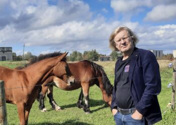 Järvamaa Kutsehariduskeskus on ainus koht Eestis, kus saab õppida hobumajandust. Kooli juht Rein Oselin kinnitab, et endiselt leidub noori, kes tahavad töötada just suurloomadega. Foto: Kristina Traks