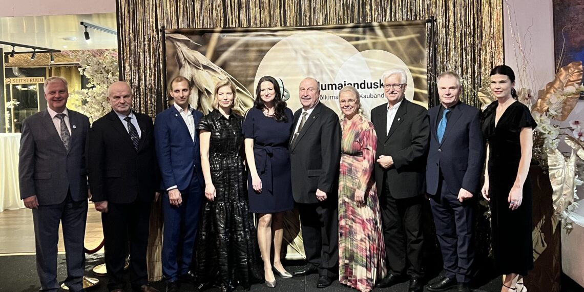 Aumärkide saajad koos Sivar Irvali, Piret Hartmani ja Kerli Atsiga. Foto: Marge Mänd