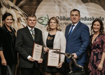 Fotol vasakul: Merja Madismäe (MES), parima maamajanduseriala õpetaja nominent Andres Vaasa, parim maamajanduseriala õpilane Sirli Niidumaa, parim taimekasvataja 2024 Rait Hallimäe, Eva Burm (MES). Foto: Silver Raidla