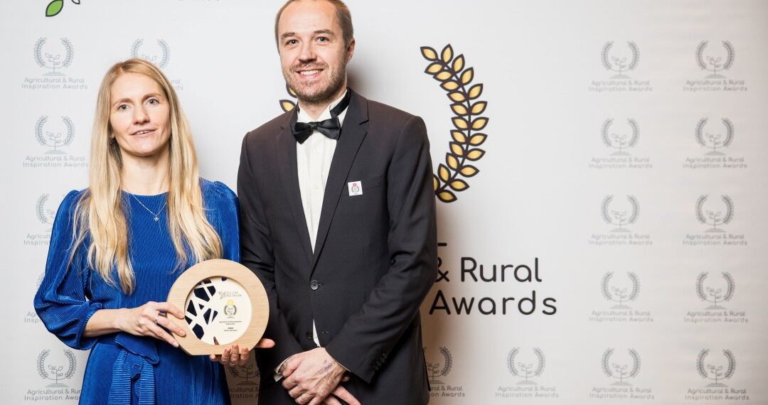 Auhinda käisid Brüsselis vastu võtmas Kairi Raime Tervisetehnoloogiate Arenduskeskusest ja Mart Kullamaa ettevõttest Muhe Mesi. Foto: METK /EL ÜPP Võrgustik