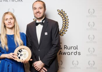 Auhinda käisid Brüsselis vastu võtmas Kairi Raime Tervisetehnoloogiate Arenduskeskusest ja Mart Kullamaa ettevõttest Muhe Mesi. Foto: METK /EL ÜPP Võrgustik