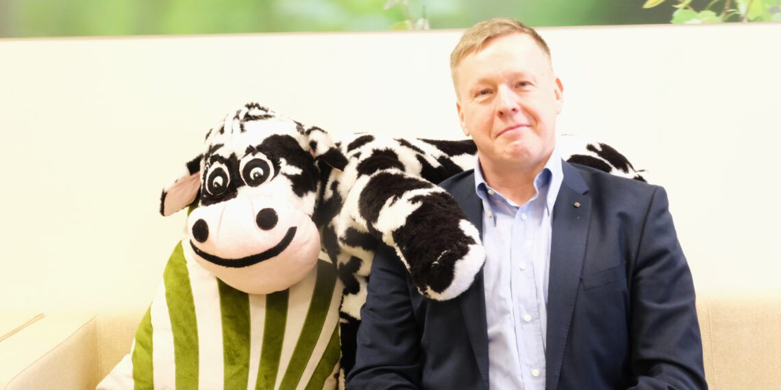 PRIA peadirektori Margus Noormaa üks töökaaslane on vahva kirju lehmake, kes oma valvsa pilguga jälgib, et maaelu oleks ka talle mõnus. Foto: PRIA