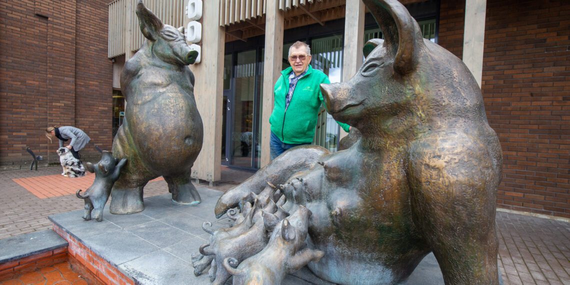 Jaagumäe talu rajaja Mart Timmi meeleoluka seaskulptuuri juures endale kuuluva Võrumaa Toidukeskuse ees. Tema hinnangul on seakasvatuse mõttekus ilma oma turukanaliteta väga küsitav, sest seakasvataja on täielikult suurtööstuse diktaadi all. Jaagumäel on nii oma tootmine kui ka turustamine olemas. Foto: Kristjan Teedema / Tartu Postimees / Scanpix