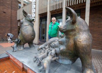 Jaagumäe talu rajaja Mart Timmi meeleoluka seaskulptuuri juures endale kuuluva Võrumaa Toidukeskuse ees. Tema hinnangul on seakasvatuse mõttekus ilma oma turukanaliteta väga küsitav, sest seakasvataja on täielikult suurtööstuse diktaadi all. Jaagumäel on nii oma tootmine kui ka turustamine olemas. Foto: Kristjan Teedema / Tartu Postimees / Scanpix