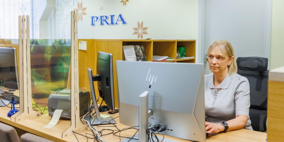 PRIA maakondlikke esindusi saab külastada esmaspäevast neljapäevani, kuid alates 1. aprillist on uksed avatud ainult eelneva broneeringu alusel. Fotol PRIA personalispetsialist Tiiu Klement Tartumaa esinduses. Foto: PRIA