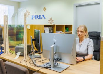 PRIA maakondlikke esindusi saab külastada esmaspäevast neljapäevani, kuid alates 1. aprillist on uksed avatud ainult eelneva broneeringu alusel. Fotol PRIA personalispetsialist Tiiu Klement Tartumaa esinduses. Foto: PRIA