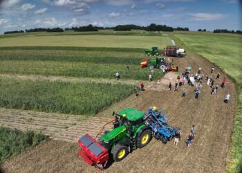 Sadala Agro (fotol ettevõtte katsepõld) on üks seitsmest põllumajandustootjast, kes katsetab koostöös projektiga „Loodusrikas Eesti“ rohumaaribade kasulikkust põllumaadel. Foto: Kerttu Tammik
