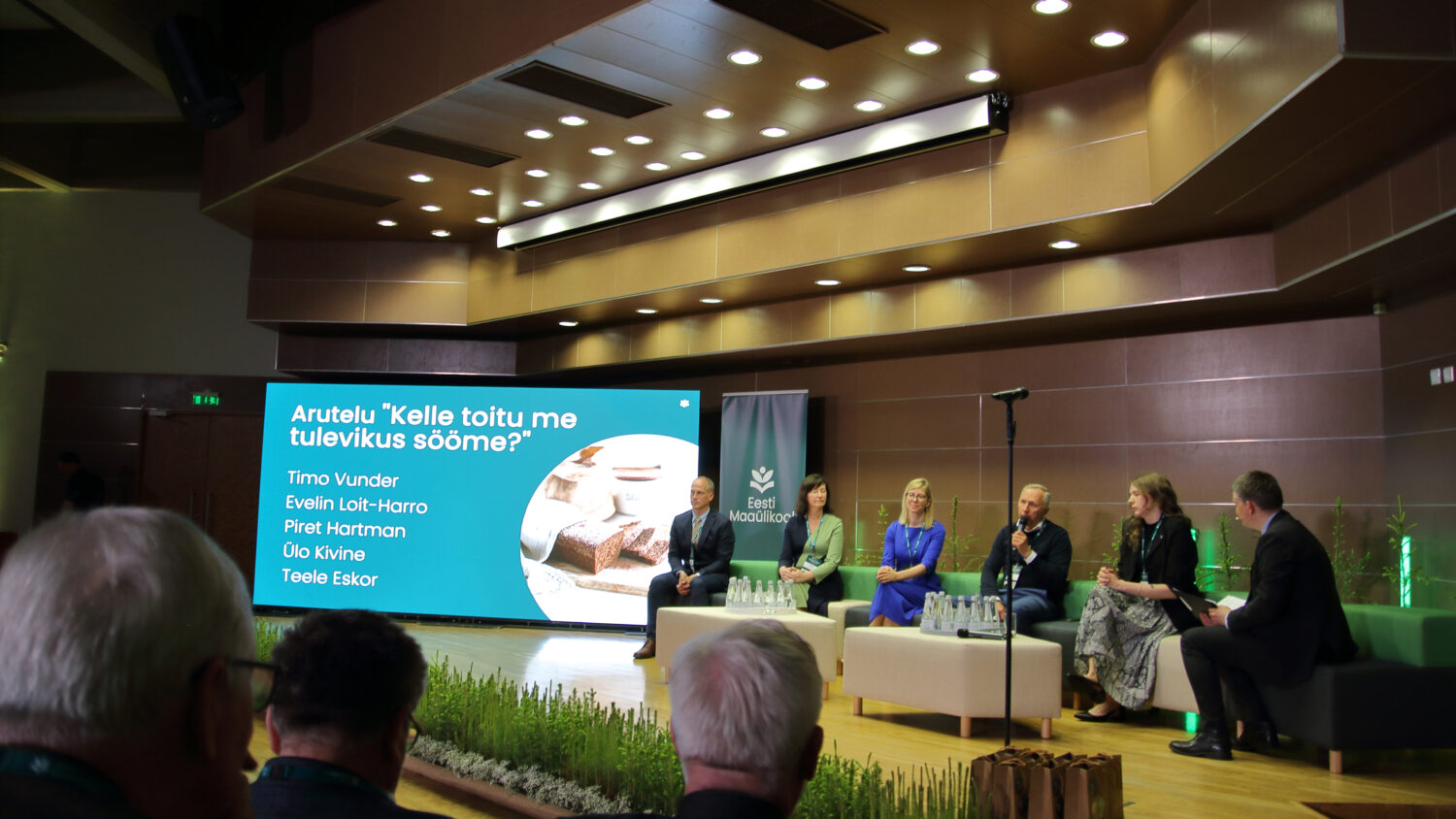 Aruteluringis „Kelle toitu me sööme?“ vestlesid (vasakult) Timo Vunder (Kõpsta Seafarm OÜ), Evelin Loit-Harro (Eesti Maaülikool), Piret Hartman (Eesti Maaülikooli vilistlane), Ülo Kivine (Eesti Maaülikooli vilistlane), Teele Eskor (Paevälja talu). Arutelu juhtis Mirko Ojakivi. Foto: Alo Tänavots