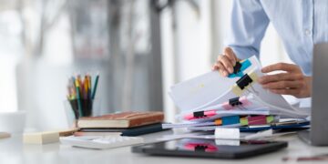 Põllumehe tööpäevad mööduvad sageli tabelite, kontrollide ja ametkondlike nõuete keskel, mitte põllul. Foto: Shutterstock