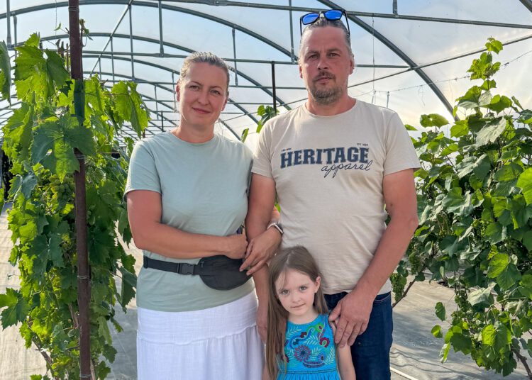 Konkurss: Eestimaa Talupidajate Keskliit valib parimaid Eestimaa talusid. Fotol Lüganuse Lilleaia pererahvas. Fotod: Teele Uus