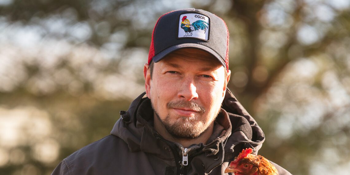 Taluliidu tegevjuht Timo Varblas on ka ise talunik. Koos kaasa Kelli Talvinguga peetakse Harjumaal asuvas Ahisilla taluaias rohumaakanu ning kasvatakse köögivilja ja lilli. Foto: Jane Faizullin