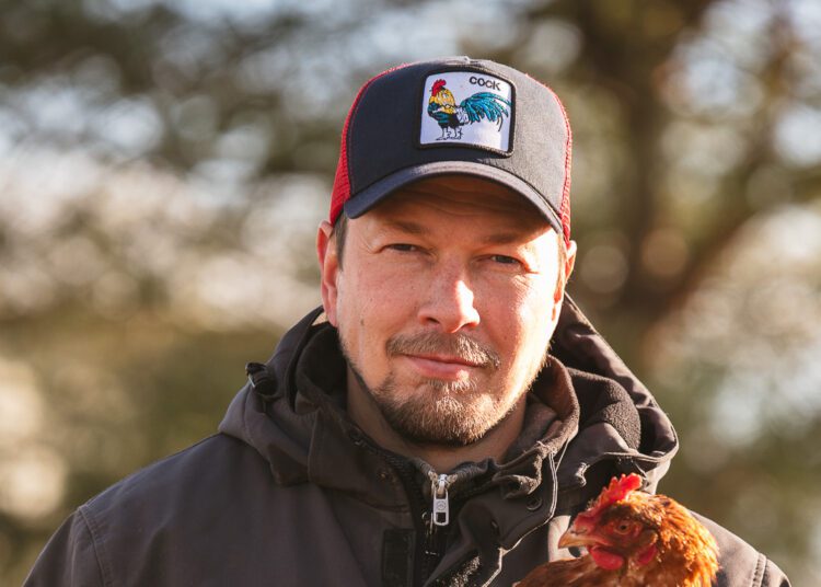 Taluliidu tegevjuht Timo Varblas on ka ise talunik. Koos kaasa Kelli Talvinguga peetakse Harjumaal asuvas Ahisilla taluaias rohumaakanu ning kasvatakse köögivilja ja lilli. Foto: Jane Faizullin