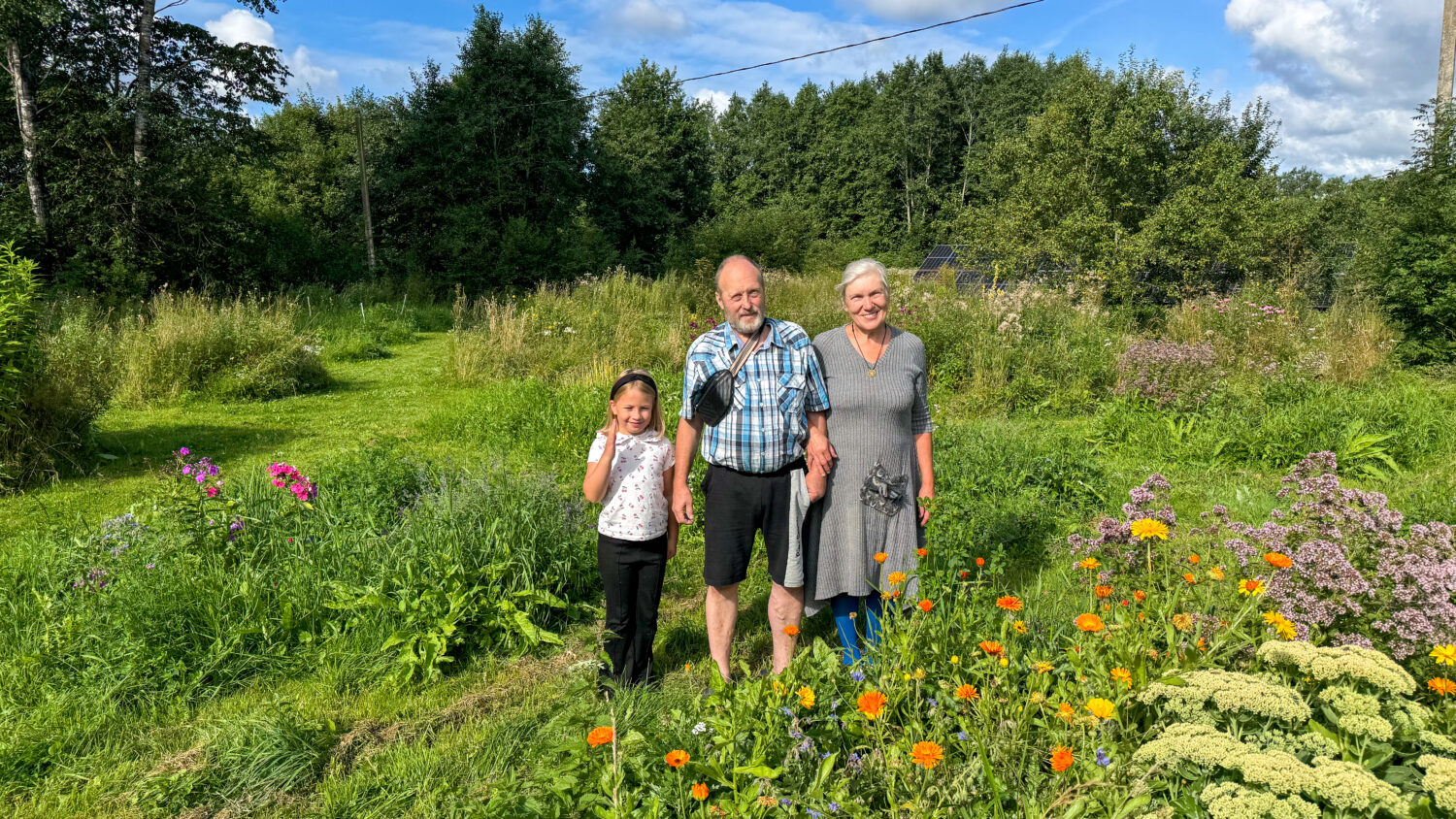 Ene Lauri peres osatakse suurepäraselt taimi väärindada, tootes lisaks teedele ka komme, salve, kehakoorijaid ja palju muud. Fotol Ene koos kaasa Kunnar Lauri ja lapselapsega.
