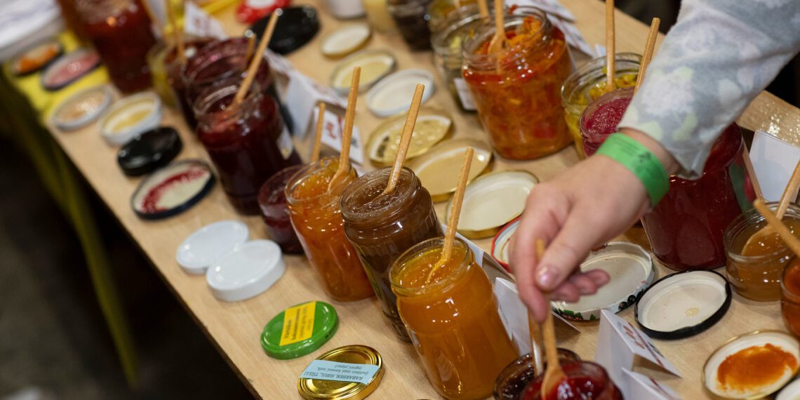 Olustveres toimus 21. hoidiste mess ja kohaliku toidu laat. Foto: Oleg Hartšenko