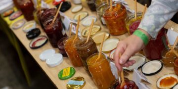 Olustveres toimus 21. hoidiste mess ja kohaliku toidu laat. Foto: Oleg Hartšenko