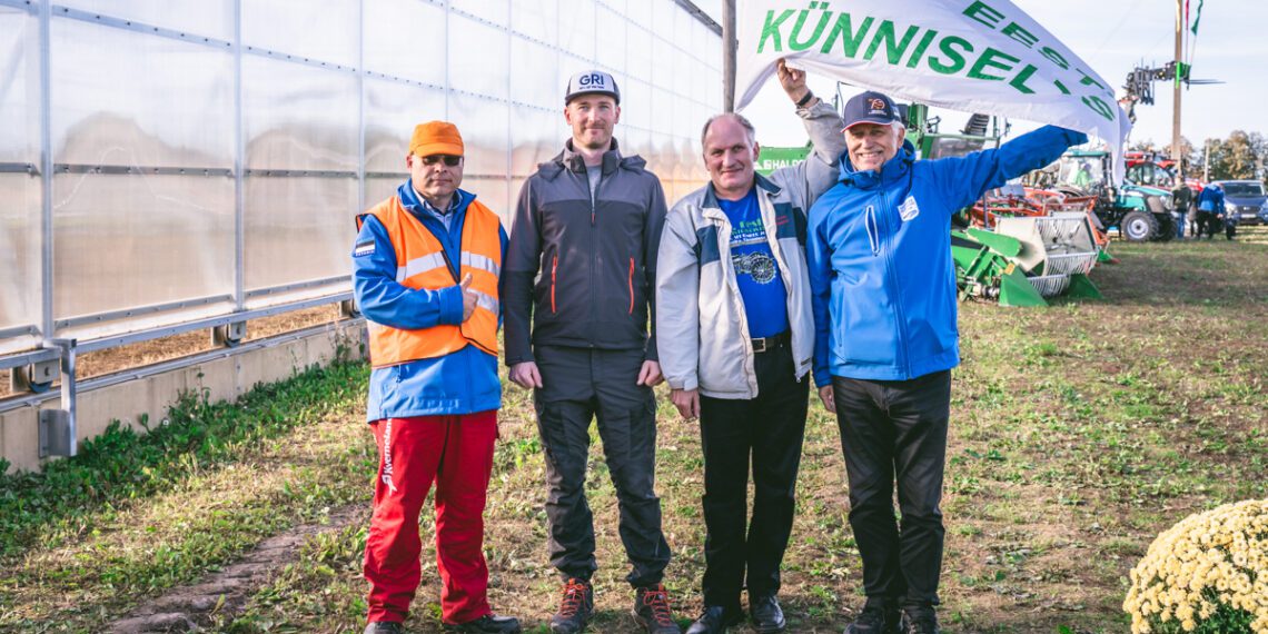 Tänavused künnimeistrid. Peakohtunik Taavi Võsa (vasakul) ja Eesti Künniseltsi juhatuse liige Margus Ameerikas (paremal) koos künnimeistrivõistluste võitjatega. Pöördadral oli parim Priit Puuorg (vasakult teine) ja tavaadral Raido Kunila. Foto: Ülle Jukk