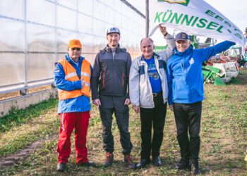 Tänavused künnimeistrid. Peakohtunik Taavi Võsa (vasakul) ja Eesti Künniseltsi juhatuse liige Margus Ameerikas (paremal) koos künnimeistrivõistluste võitjatega. Pöördadral oli parim Priit Puuorg (vasakult teine) ja tavaadral Raido Kunila. Foto: Ülle Jukk