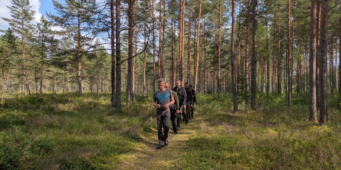 Veiko Tugedam (esiplaanil) parima metsamajandaja konkursi žüriiga oma metsas ringkäiku tegemas. Foto: Kertu Kekk-Reinhold