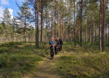 Veiko Tugedam (esiplaanil) parima metsamajandaja konkursi žüriiga oma metsas ringkäiku tegemas. Foto: Kertu Kekk-Reinhold