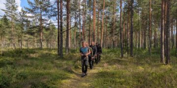 Veiko Tugedam (esiplaanil) parima metsamajandaja konkursi žüriiga oma metsas ringkäiku tegemas. Foto: Kertu Kekk-Reinhold