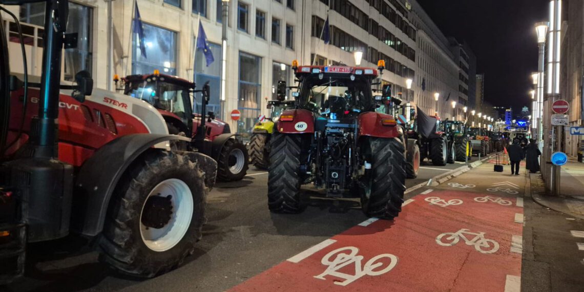 Põllumehed Brüsselis, öine tänavapilt.