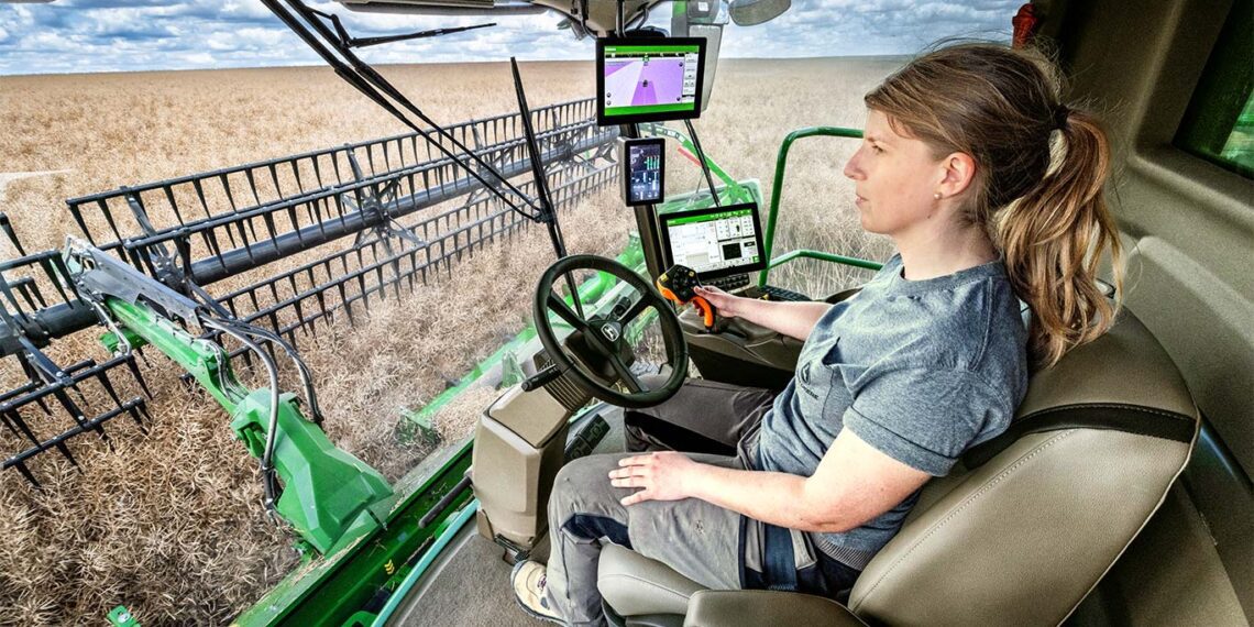 John Deere kombaini kabiin ja juhtpaneel.