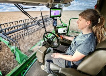 John Deere kombaini kabiin ja juhtpaneel.