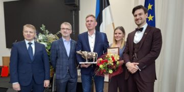 Tunnustati parimaid lihaveise- ja piimakarjakasvatajaid. Parima lihaveisekasvataja 2025 tiitli saajad Lisanna ja Marko Hiiemäe Sepa talust koos minister Hendrik Johannes Terrase, Tanel-Taavi Bulitko ja Meelis Annusega.