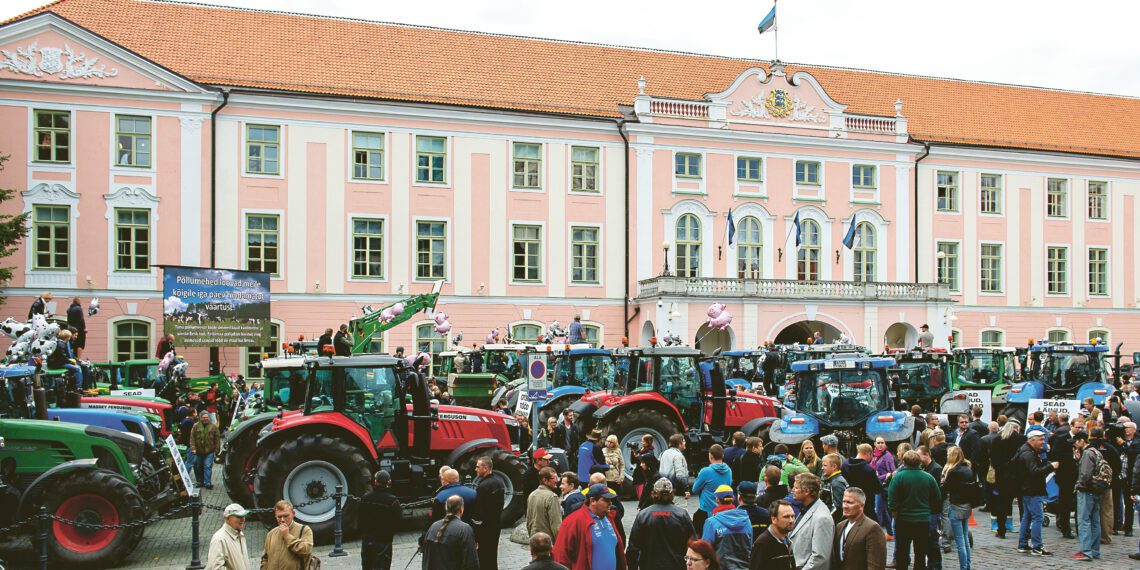 Viimati kogunesid põllumehed traktoritega linna 14. septembril 2015, kui üle Eesti vuras Toompeale 101 traktorit ja hulk inimesi, et juhtida valitsuse ja riigikogu tähelepanu kriisile piimatootmises ja seakasvatuses. Foto: EPKK