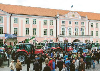 Viimati kogunesid põllumehed traktoritega linna 14. septembril 2015, kui üle Eesti vuras Toompeale 101 traktorit ja hulk inimesi, et juhtida valitsuse ja riigikogu tähelepanu kriisile piimatootmises ja seakasvatuses. Foto: EPKK