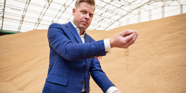 Kevili juht Hannes Prits nendib, et tänavu võib viljakasvatus ära tasuda ainult siis, kui väetis osteti ära varem. Foto: Eero Vabamägi / Postimees / Scanpix