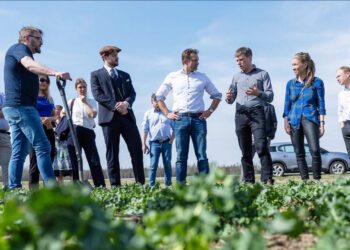 Muld ei anna kiireid vastuseid ega reageeri päevadega. Mulla tervise üle arutlemiseks tulevad ka ametnikud põllule. Foto: Reigo Teervalt