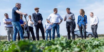 Muld ei anna kiireid vastuseid ega reageeri päevadega. Mulla tervise üle arutlemiseks tulevad ka ametnikud põllule. Foto: Reigo Teervalt