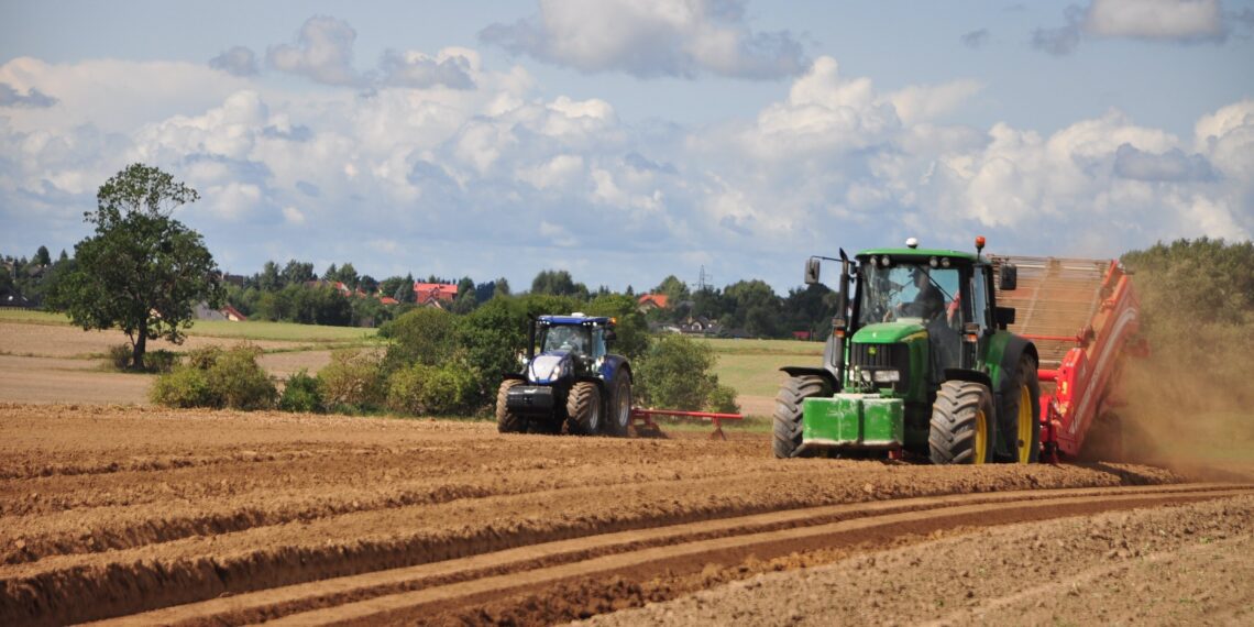 Ajakohane tehnika aitab väetamisel ja taimekaitses kokku hoida, teistpidi nõuab tehnikapargi uuendamine raha. Foto: Pixabay
