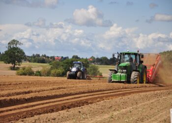 Ajakohane tehnika aitab väetamisel ja taimekaitses kokku hoida, teistpidi nõuab tehnikapargi uuendamine raha. Foto: Pixabay