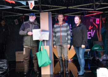 Fotol vasakult tänavune parim metsamajandaja Valdu Reinaas, 2025. aasta parim metsamajandaja Veiko Tugedam ja Eesti Erametsaliidu tegevjuht Kristel Järve. Foto: Liisa Jõhvik