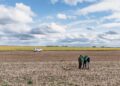 EPKK alustas Keskkonnainvesteeringute Keskuse toel koostööd Ukraina põllumajandusettevõttega Korostyshivzeminvest 2025. aasta sügisel. Projekti keskmes on taastava põllumajanduse praktikate katsetamine ja tutvustamine, tänavu mais kohtuti Kiievis. Foto: EPKK