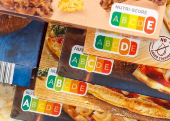 Nutri-Score on pakendi esiküljel olev märgistus, mis annab lihtsustatud infot toidu üldise toitainelise koostise kohta. Skaalal kasutatakse tähti ja värve tumerohelisest (tähistatakse tähega A) tumeoranžini (tähistatakse tähega E). „A“ tähistab võrdluses parimat valikut, kusjuures võrrelda saab üksnes võrreldavaid tooteid – nt leib vs. leib, mitte leib vs. õli. Foto: Shutterstock