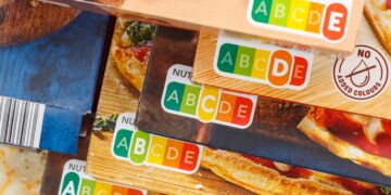Nutri-Score on pakendi esiküljel olev märgistus, mis annab lihtsustatud infot toidu üldise toitainelise koostise kohta. Skaalal kasutatakse tähti ja värve tumerohelisest (tähistatakse tähega A) tumeoranžini (tähistatakse tähega E). „A“ tähistab võrdluses parimat valikut, kusjuures võrrelda saab üksnes võrreldavaid tooteid – nt leib vs. leib, mitte leib vs. õli. Foto: Shutterstock
